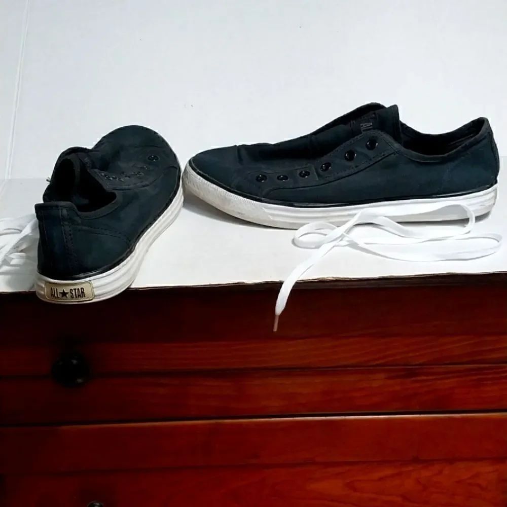 Converse Sneakers...Size 10.5 MENS/12.5 WOMENS...Excellent Condition.